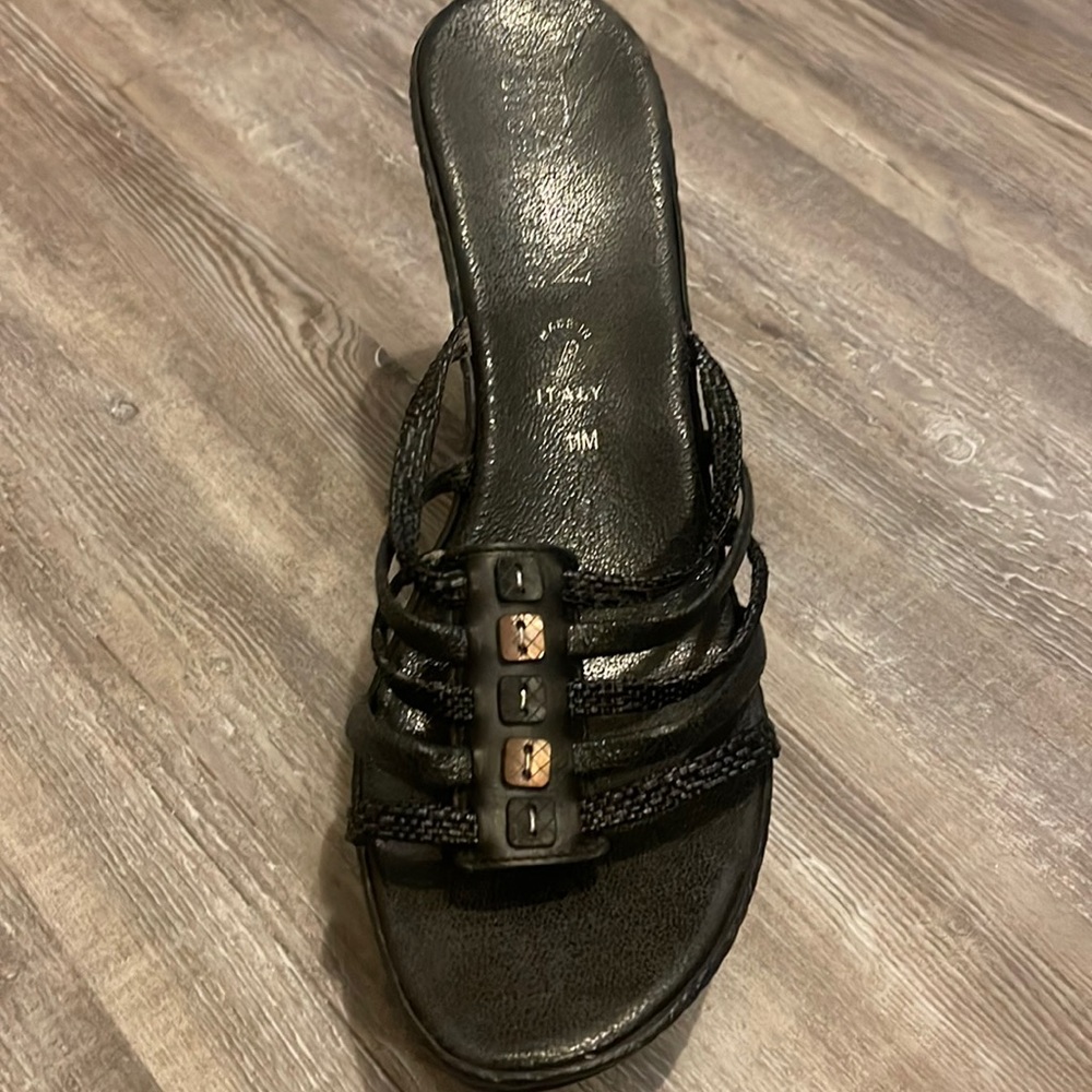 Black wedges